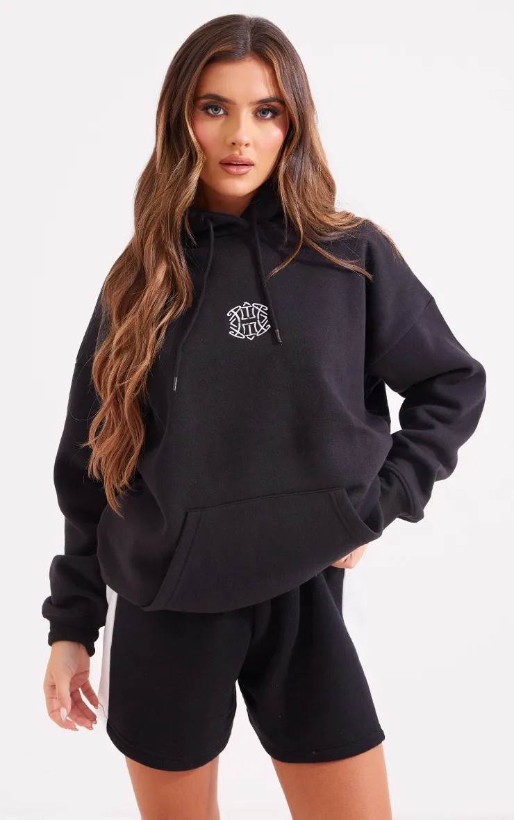 PRETTYLITTLETHING Hoodie noir à carré brodé