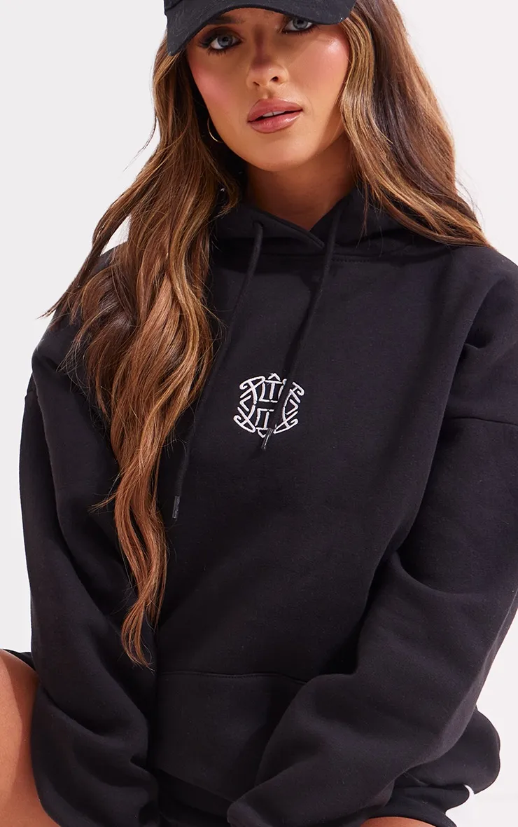 PRETTYLITTLETHING Hoodie noir à carré brodé