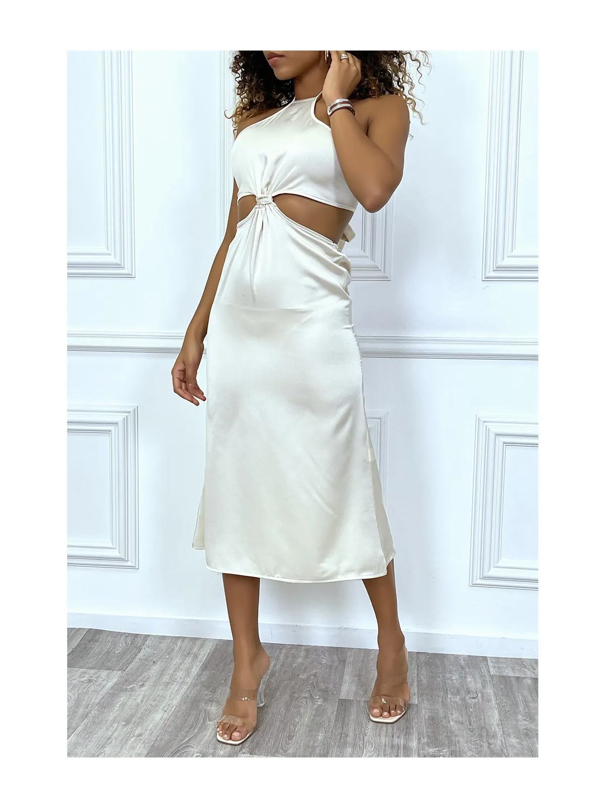 Robe satinée beige côtes dénudées