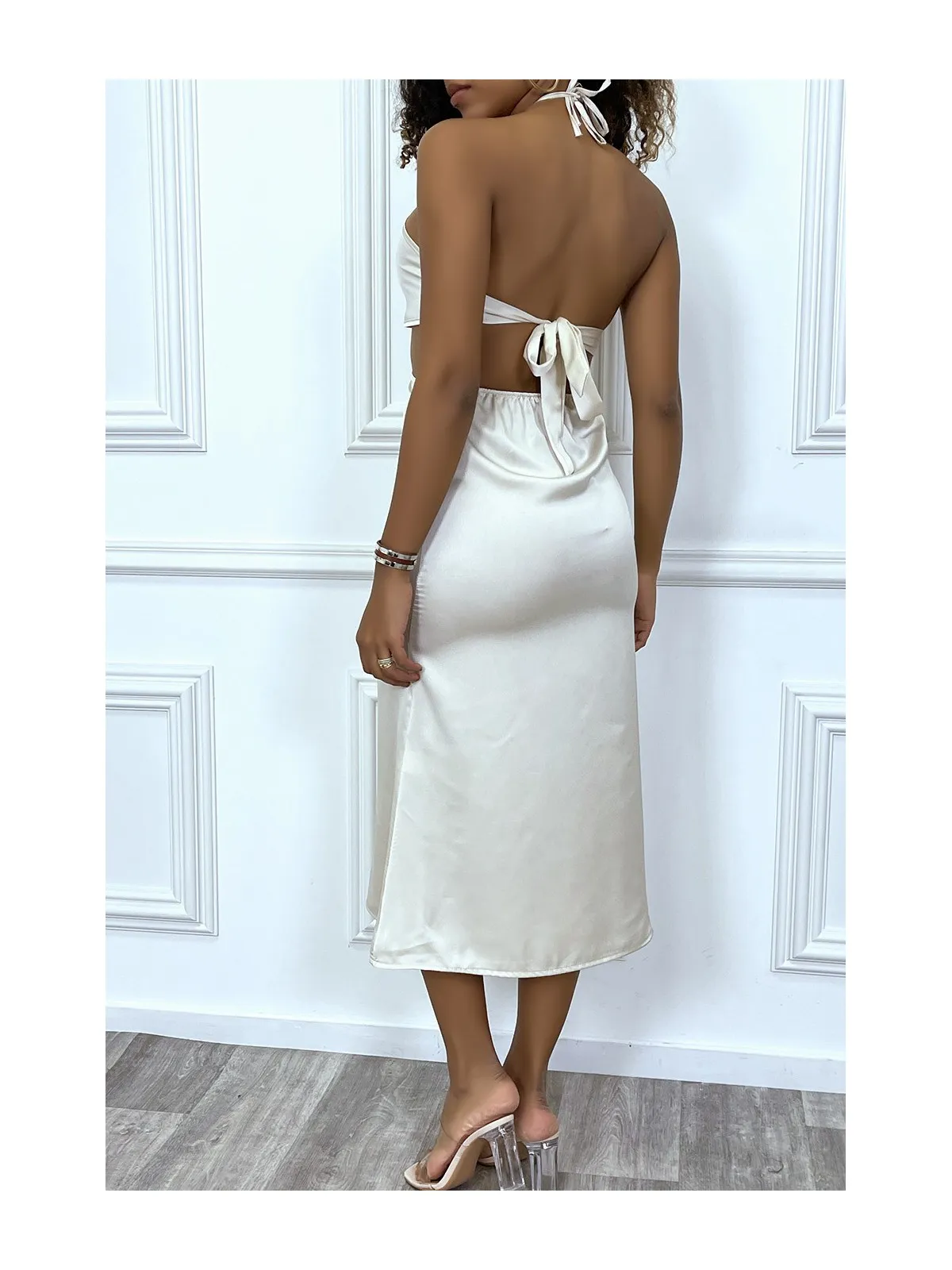 Robe satinée beige côtes dénudées