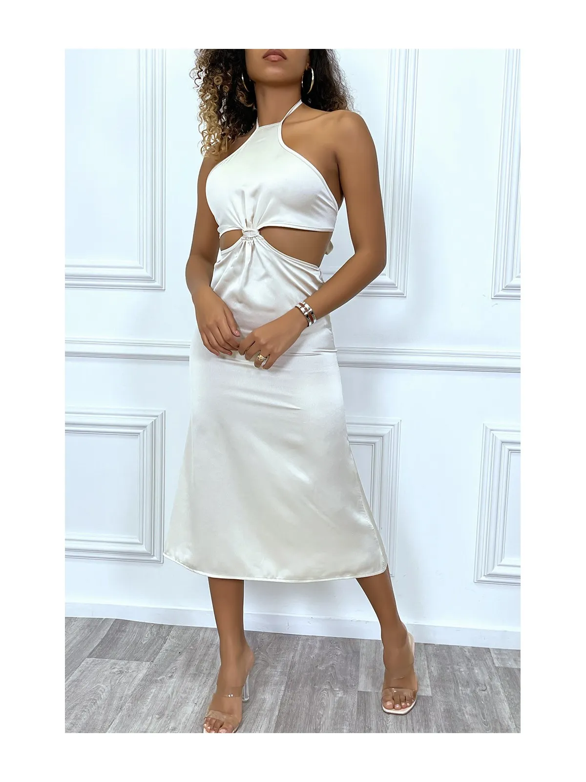 Robe satinée beige côtes dénudées