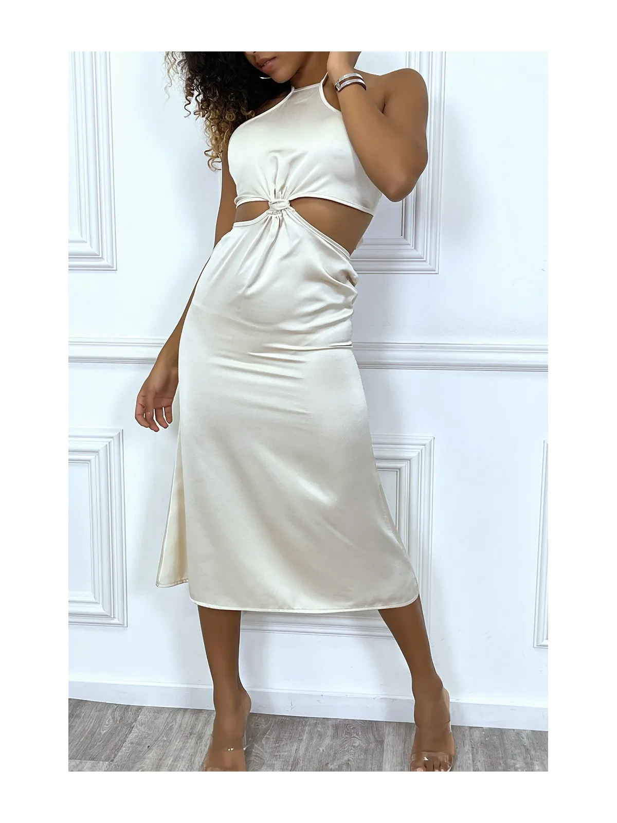 Robe satinée beige côtes dénudées